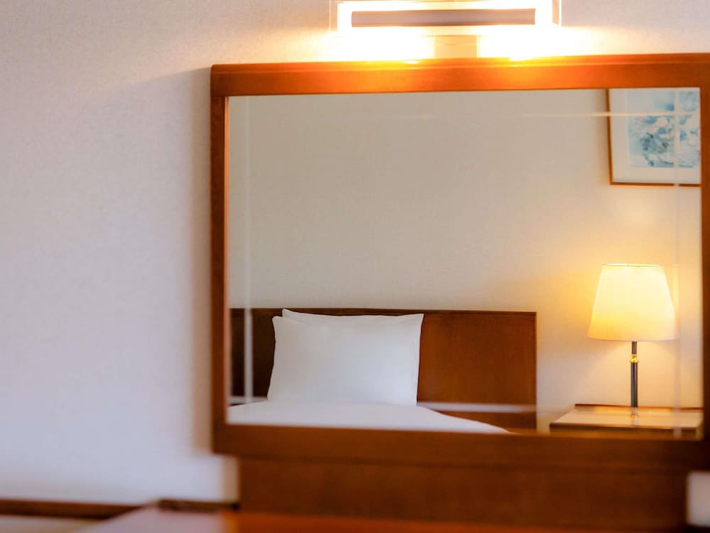 Habitación Clásica, estilo japonés, 2 camas individuales y 2 camas futón, Vistas a la montaña del hotel Mercure Nagano Matsushiro Resort & Spa. Foto 8