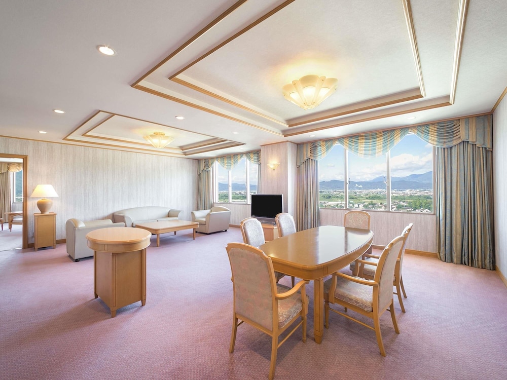 Suite Deluxe Clásica con 4 camas individuales, Vistas a la montaña, 2 dormitorios del hotel Mercure Nagano Matsushiro Resort & Spa