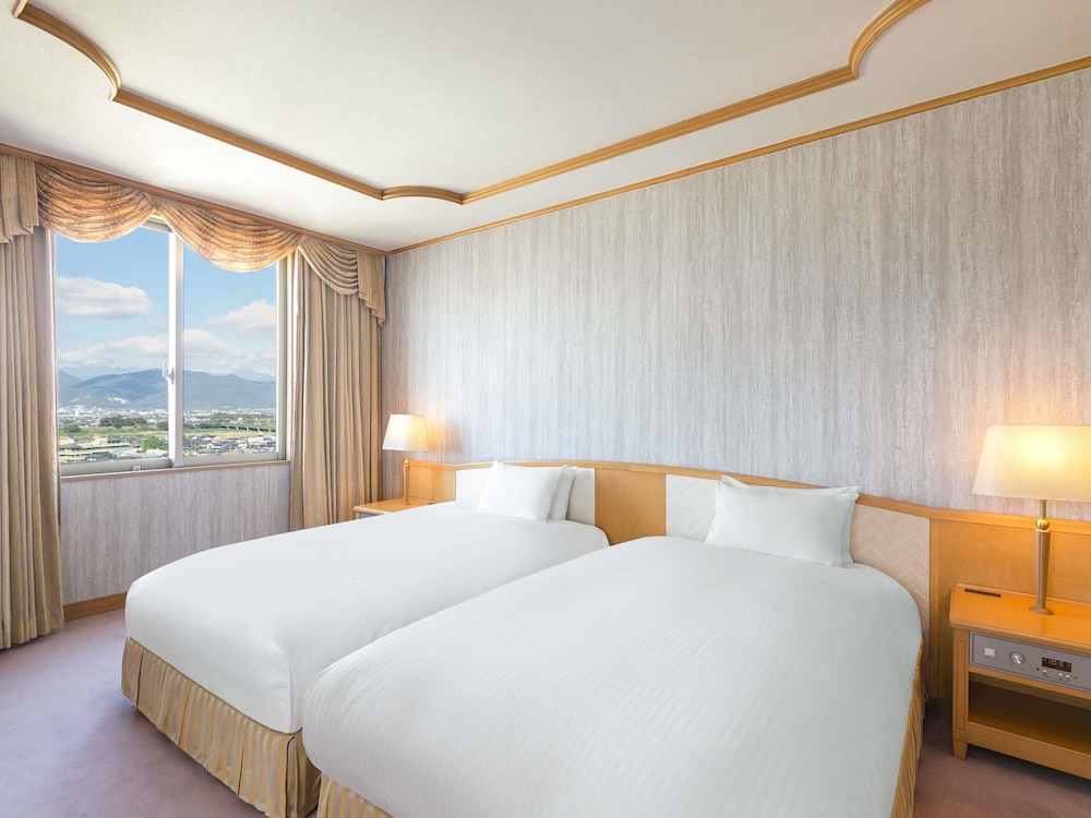 Suite Deluxe Clásica con 4 camas individuales, Vistas a la montaña, 2 dormitorios del hotel Mercure Nagano Matsushiro Resort & Spa. Foto 1