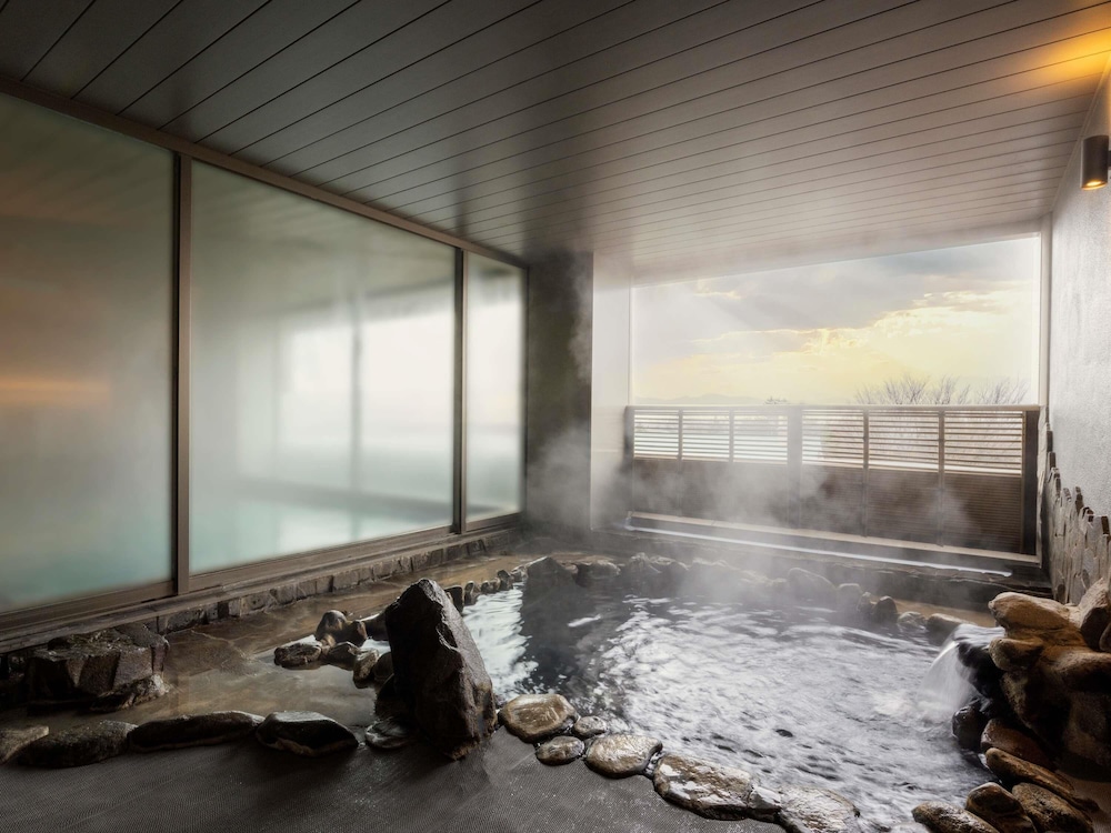 Suite Deluxe Clásica con 4 camas individuales, Vistas a la montaña, 2 dormitorios del hotel Mercure Nagano Matsushiro Resort & Spa. Foto 2