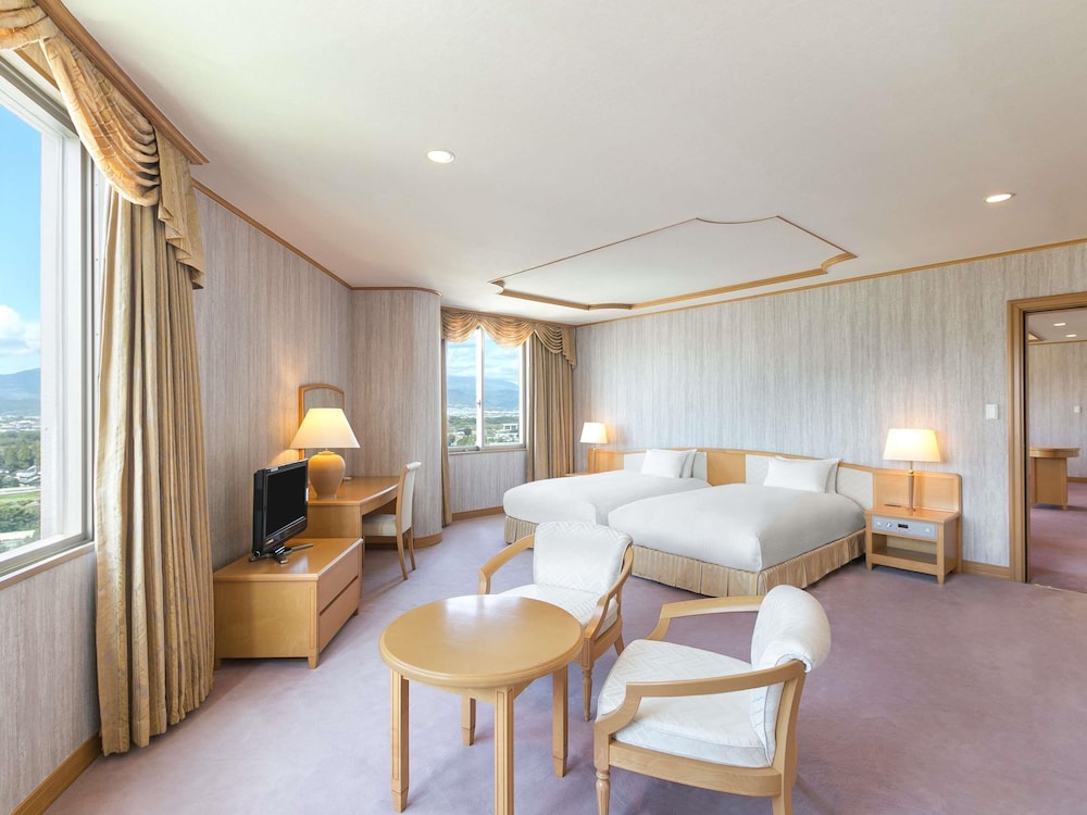 Suite Deluxe Clásica con 4 camas individuales, Vistas a la montaña, 2 dormitorios del hotel Mercure Nagano Matsushiro Resort & Spa. Foto 4