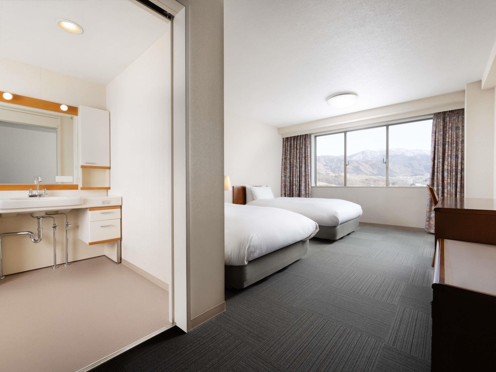 Habitación Clásica con 2 camas individuales y 1 sofá - cama, Vistas a la montaña del hotel Mercure Nagano Matsushiro Resort & Spa. Foto 8