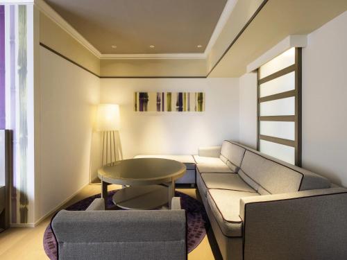 Suite Junior con cama extragrande del hotel Swissotel Nankai Osaka. Foto 1