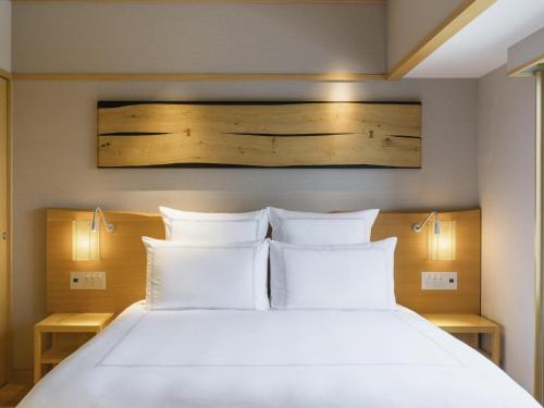 Suite Waon con cama extragrande del hotel Swissotel Nankai Osaka. Foto 1
