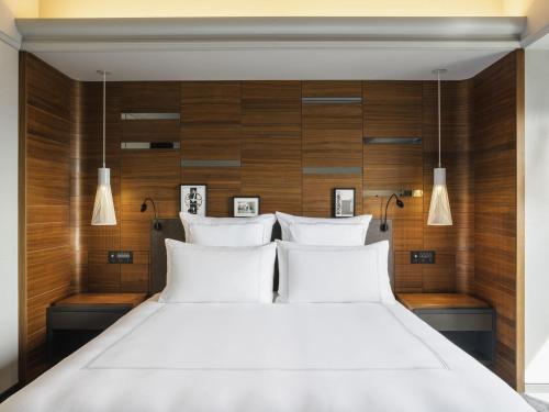 Suite Prestige con cama extragrande del hotel Swissotel Nankai Osaka. Foto 1