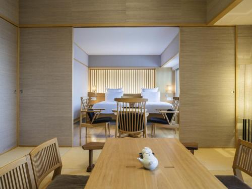 Suite Waraku con 2 camas individuales del hotel Swissotel Nankai Osaka. Foto 1