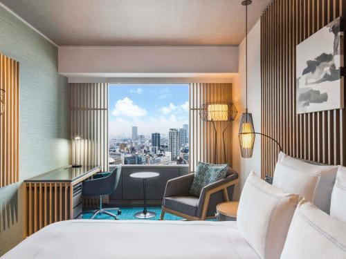 Habitación Executive con cama extragrande y acceso al salón del hotel Swissotel Nankai Osaka