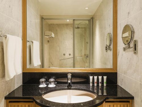 Habitación Executive con cama extragrande y acceso al salón del hotel Swissotel Nankai Osaka. Foto 1