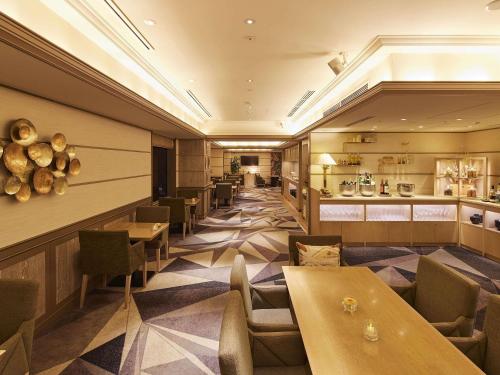 Suite Deluxe con cama extragrande y acceso al salón del hotel Swissotel Nankai Osaka
