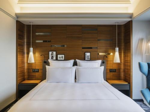 Suite Deluxe con cama extragrande y acceso al salón del hotel Swissotel Nankai Osaka. Foto 1