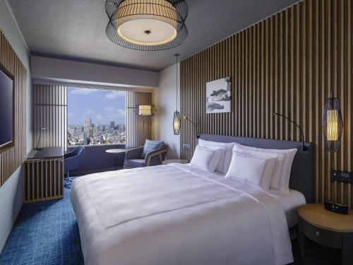 Habitación Executive con cama extragrande y acceso al salón del hotel Swissotel Nankai Osaka