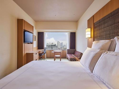 Habitación Swiss Advantage con cama extragrande del hotel Swissotel Nankai Osaka. Foto 5