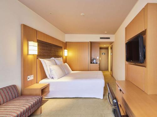 Habitación Swiss Advantage con cama extragrande del hotel Swissotel Nankai Osaka. Foto 6
