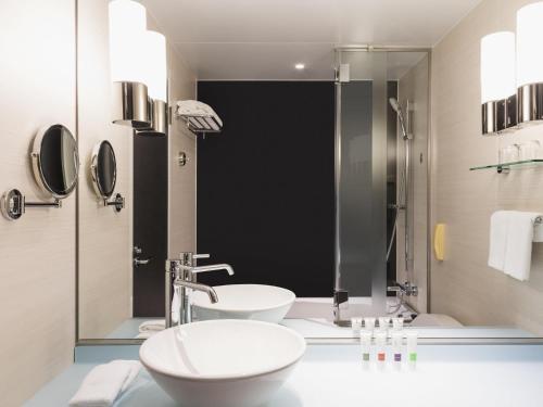 Habitación Select Suiza con cama extragrande del hotel Swissotel Nankai Osaka. Foto 9