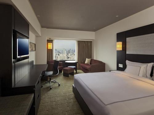 Habitación Swiss Advantage Plus - Cama extragrande del hotel Swissotel Nankai Osaka. Foto 8