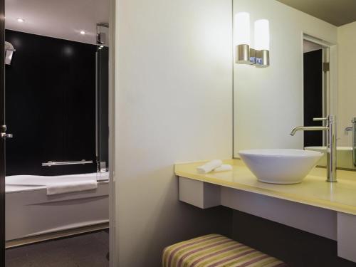 Gran Habitación con cama extragrande del hotel Swissotel Nankai Osaka. Foto 5