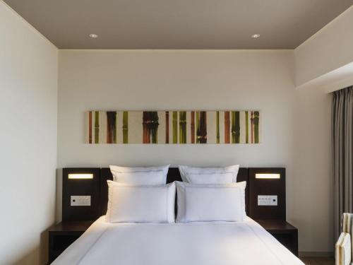 Gran Habitación con cama extragrande del hotel Swissotel Nankai Osaka. Foto 6