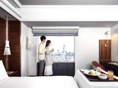Suite Deluxe con cama extragrande y acceso al salón del hotel Swissotel Nankai Osaka. Foto 2
