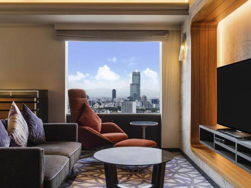 Suite Deluxe con cama extragrande y acceso al salón del hotel Swissotel Nankai Osaka. Foto 3