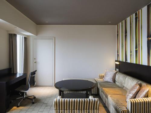 Gran Habitación con cama extragrande del hotel Swissotel Nankai Osaka. Foto 9