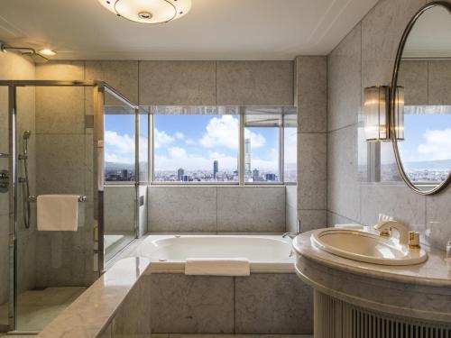 Suite Prestige con cama extragrande del hotel Swissotel Nankai Osaka. Foto 7