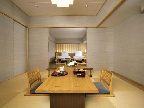 Suite Waraku con 2 camas individuales del hotel Swissotel Nankai Osaka. Foto 6