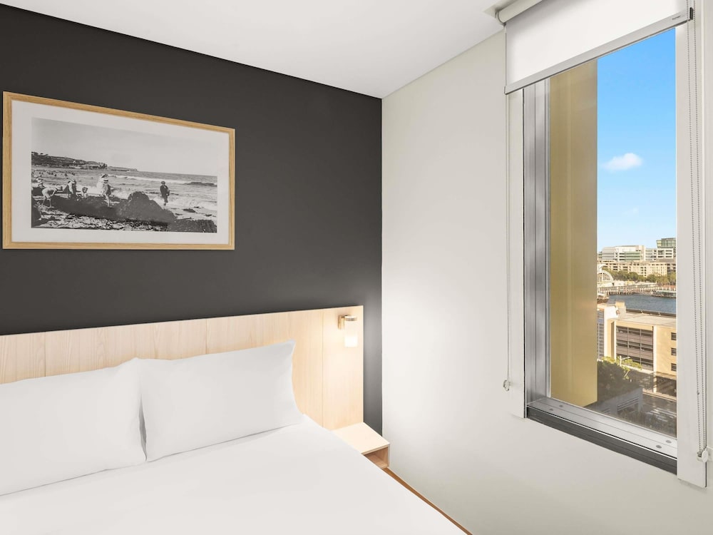 Habitación superior, 1 cama de matrimonio grande del hotel Ibis Sydney Barangaroo. Foto 2