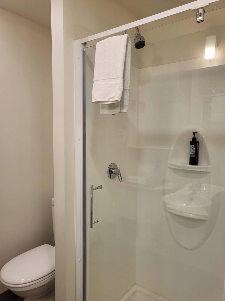 Habitación superior, 1 cama de matrimonio grande del hotel Ibis Sydney Barangaroo. Foto 4
