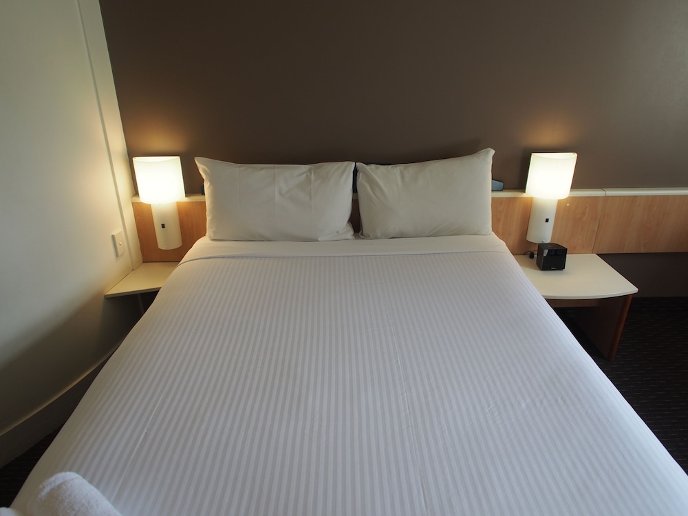 Habitación estándar, 1 cama de matrimonio grande del hotel Ibis Sydney Thornleigh. Foto 3