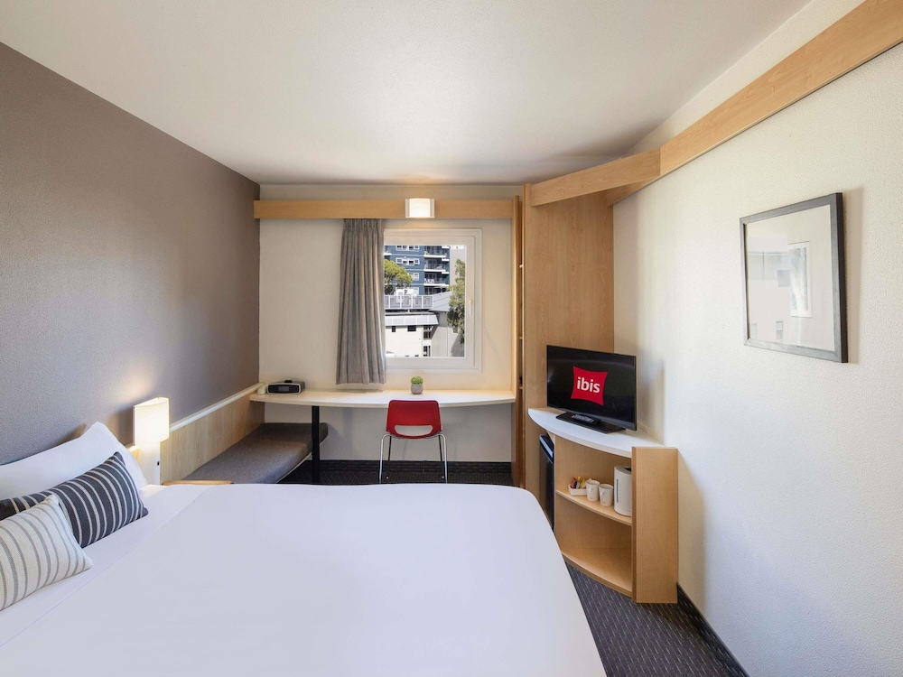 Habitación estándar, 1 cama de matrimonio grande del hotel Ibis Sydney Thornleigh. Foto 6