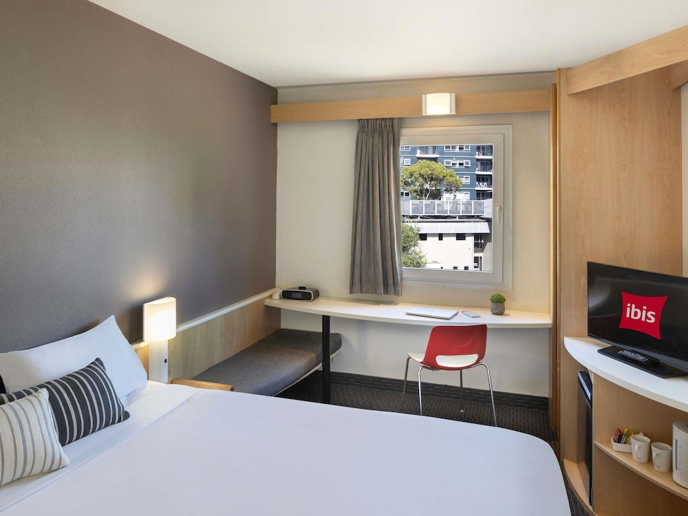 Habitación estándar, 1 cama de matrimonio grande del hotel Ibis Sydney Thornleigh. Foto 7