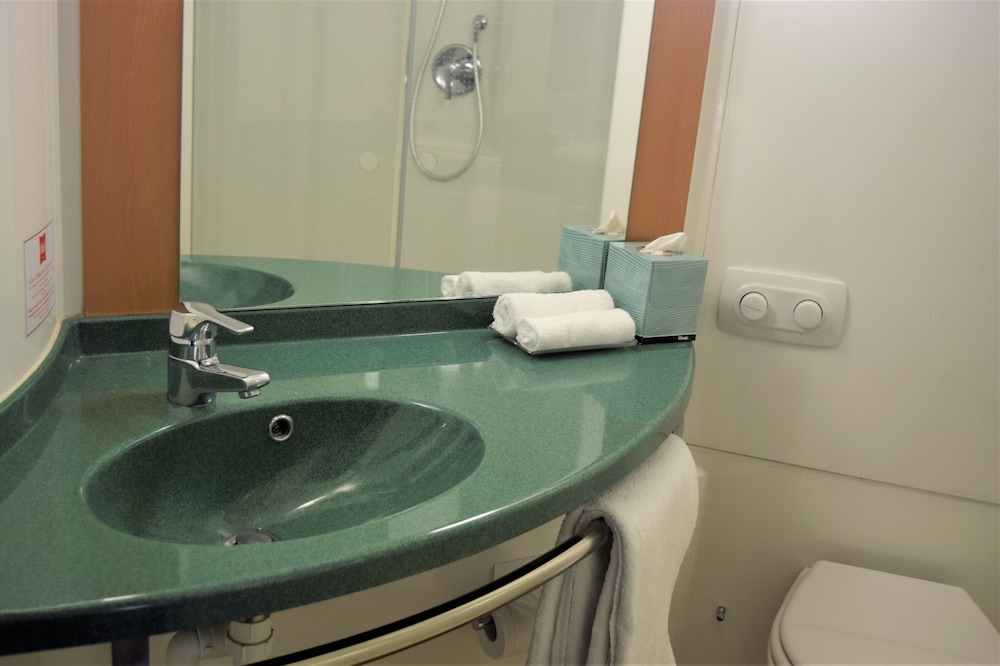 Habitación estándar, 1 cama de matrimonio grande del hotel Ibis Sydney Thornleigh. Foto 12