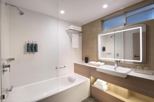 Suite Deluxe con cama extragrande del hotel Hilton Palm Cove Cairns Resort & Spa. Foto 2