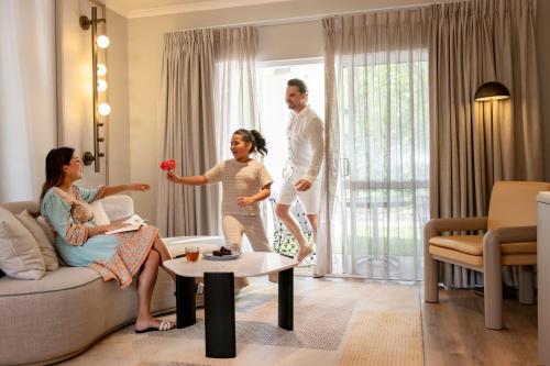 Suite Deluxe con cama extragrande del hotel Hilton Palm Cove Cairns Resort & Spa. Foto 4