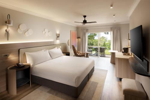 Habitación con cama extragrande y vistas al jardín del hotel Hilton Palm Cove Cairns Resort & Spa. Foto 2
