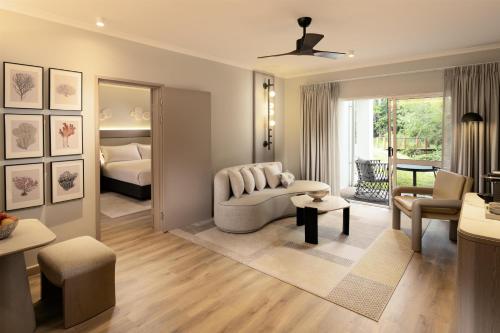 Suite Deluxe con cama grande y vistas a la piscina del hotel Hilton Palm Cove Cairns Resort & Spa. Foto 1