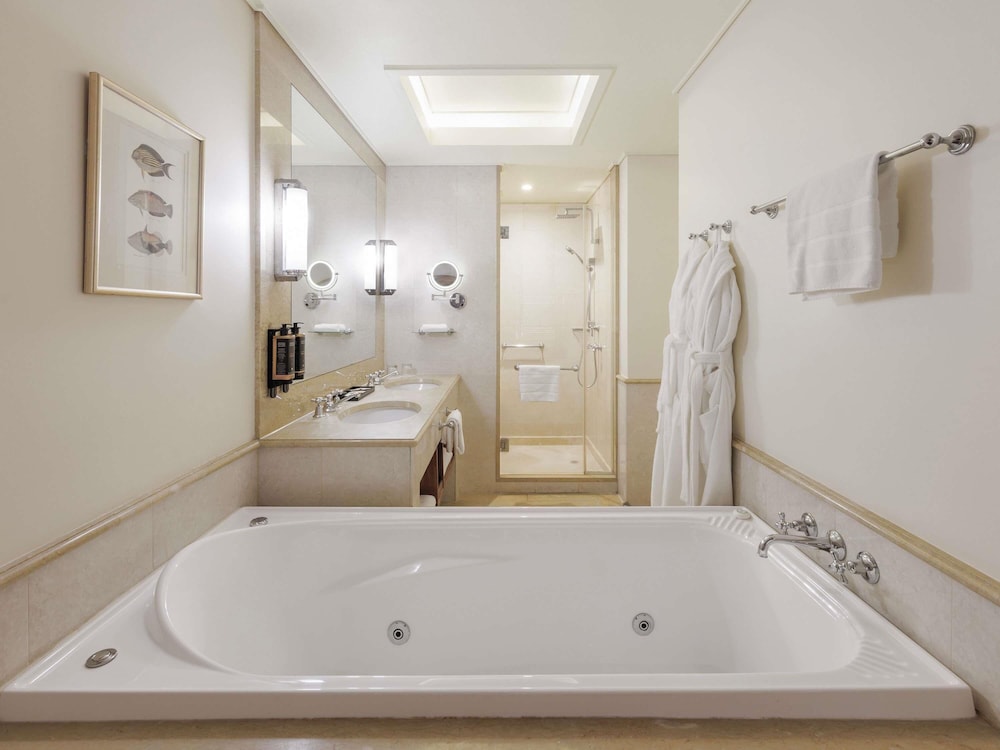 Habitación Superior, 1 cama King Size, vistas a la ciudad con bañera de hidromasaje del hotel Pullman Reef Casino. Foto 7