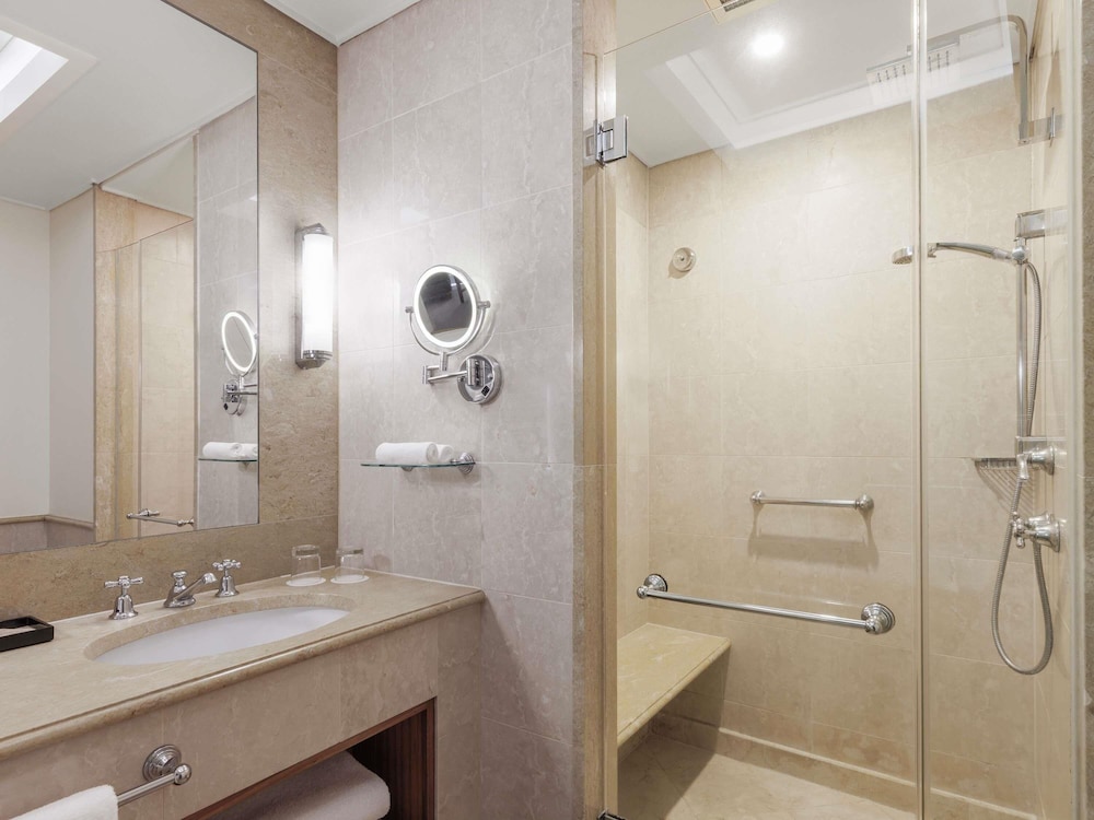 Habitación Deluxe King, vistas al parque, 1 cama king con spa individual del hotel Pullman Reef Casino. Foto 7