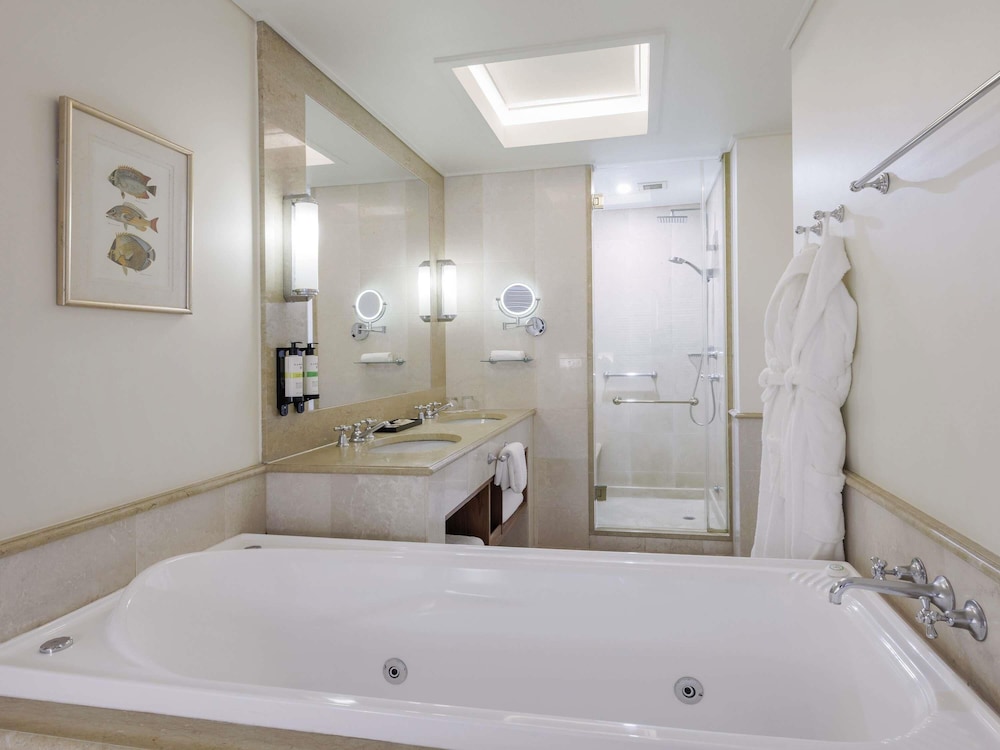 Habitación Deluxe, 1 cama King Size, vistas a la piscina con spa del hotel Pullman Reef Casino. Foto 8