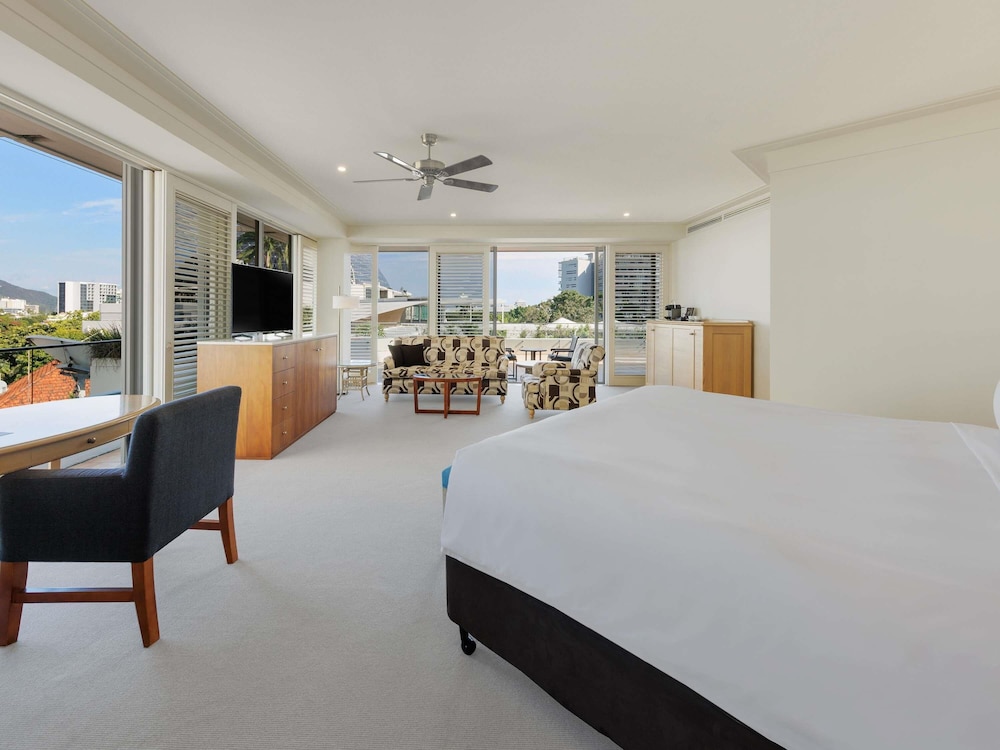 Suite Junior King, vistas a la ciudad, 1 cama king con spa doble del hotel Pullman Reef Casino