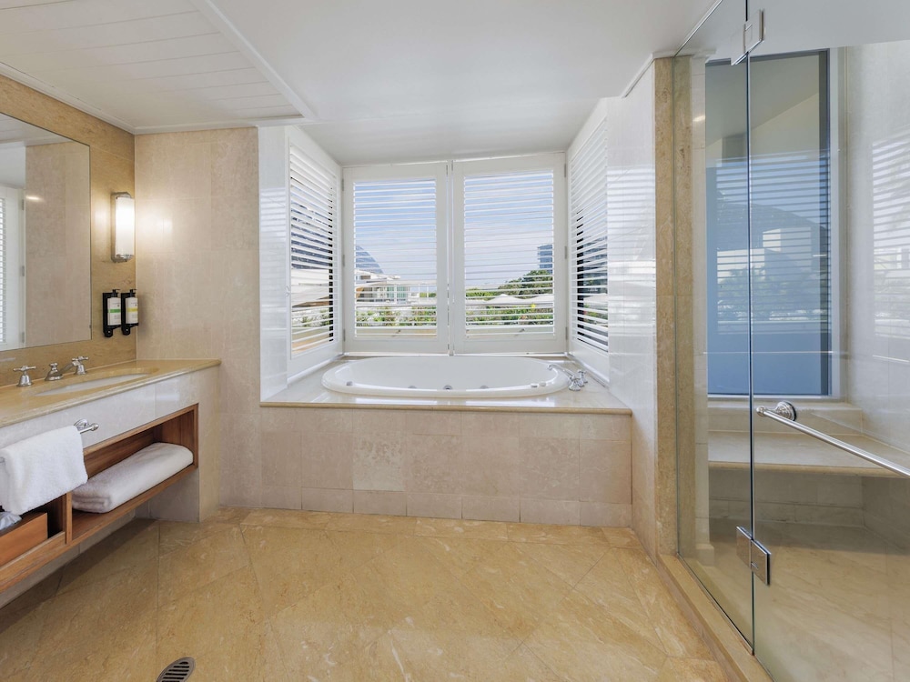 Suite Junior King, vistas a la ciudad, 1 cama king con spa doble del hotel Pullman Reef Casino. Foto 8
