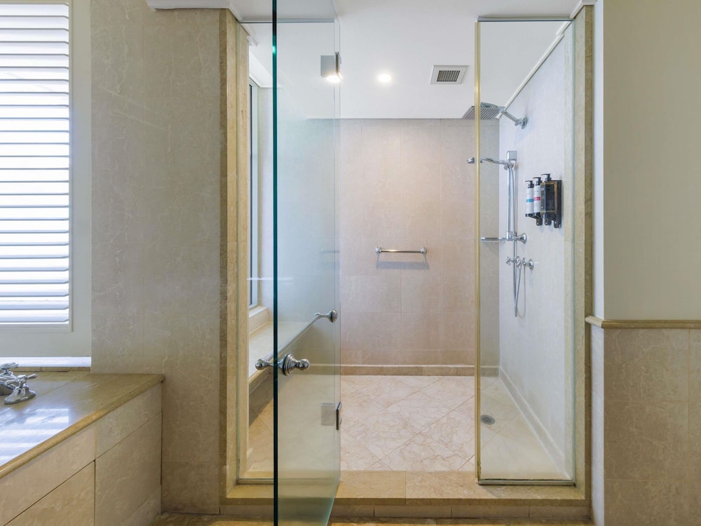 Suite Junior King, vistas a la ciudad, 1 cama king con spa doble del hotel Pullman Reef Casino. Foto 9
