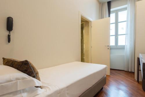 Habitación Individual del hotel Embassy. Foto 1
