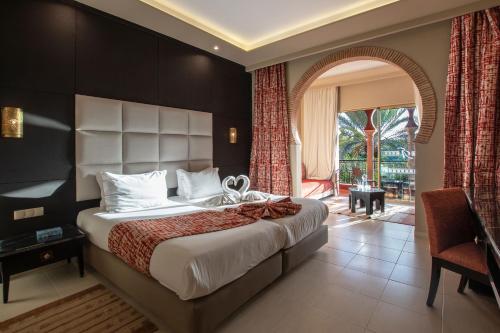 Habitación Doble Deluxe con sofá cama - Junto a la piscina del hotel Eden Andalou Aquapark & Spa. Foto 2
