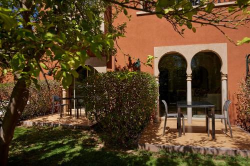 Suite Clásica con cama grande, sofá cama y vistas laterales a la piscina del hotel Eden Andalou Aquapark & Spa. Foto 2