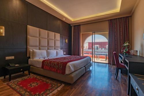 Suite Clásica con cama grande, sofá cama y vistas laterales a la piscina del hotel Eden Andalou Aquapark & Spa. Foto 5