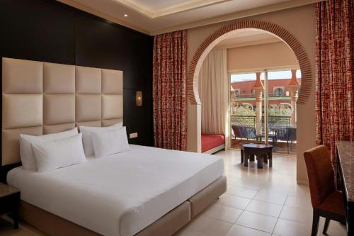 Habitación Doble Deluxe con 2 sofás cama y balcón del hotel Eden Andalou Aquapark & Spa. Foto 1