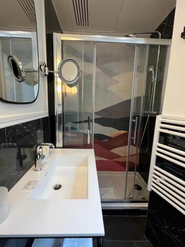 Habitación Triple con balcón del hotel Elysa - Luxembourg. Foto 2