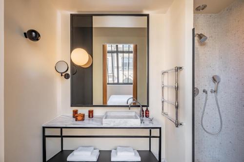 Habitación Executive Deluxe con tragaluz del hotel Maison Honnel. Foto 1