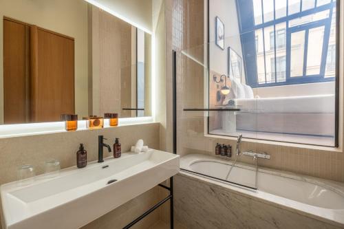 Habitación Executive Deluxe con tragaluz del hotel Maison Honnel. Foto 2
